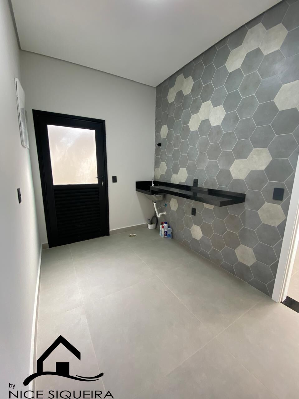 01568d6d-e403-4193-b689-3775e7d8b0d0