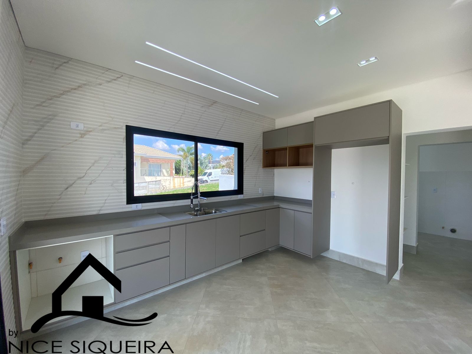 e2b32d4b-4628-4eab-b13d-f70627b437fd