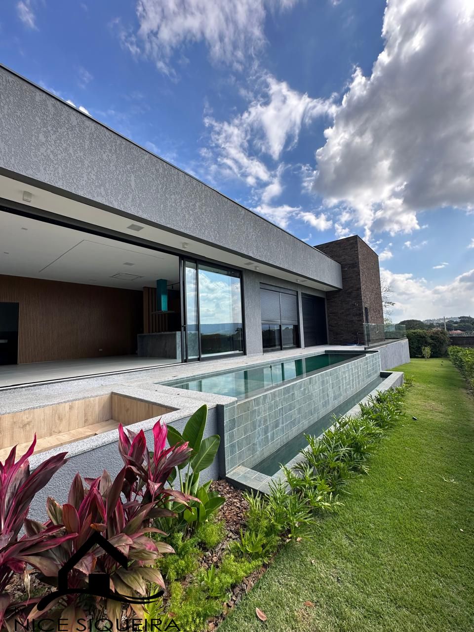 e92239a6-916f-4b8a-869f-0803bfaa5db5