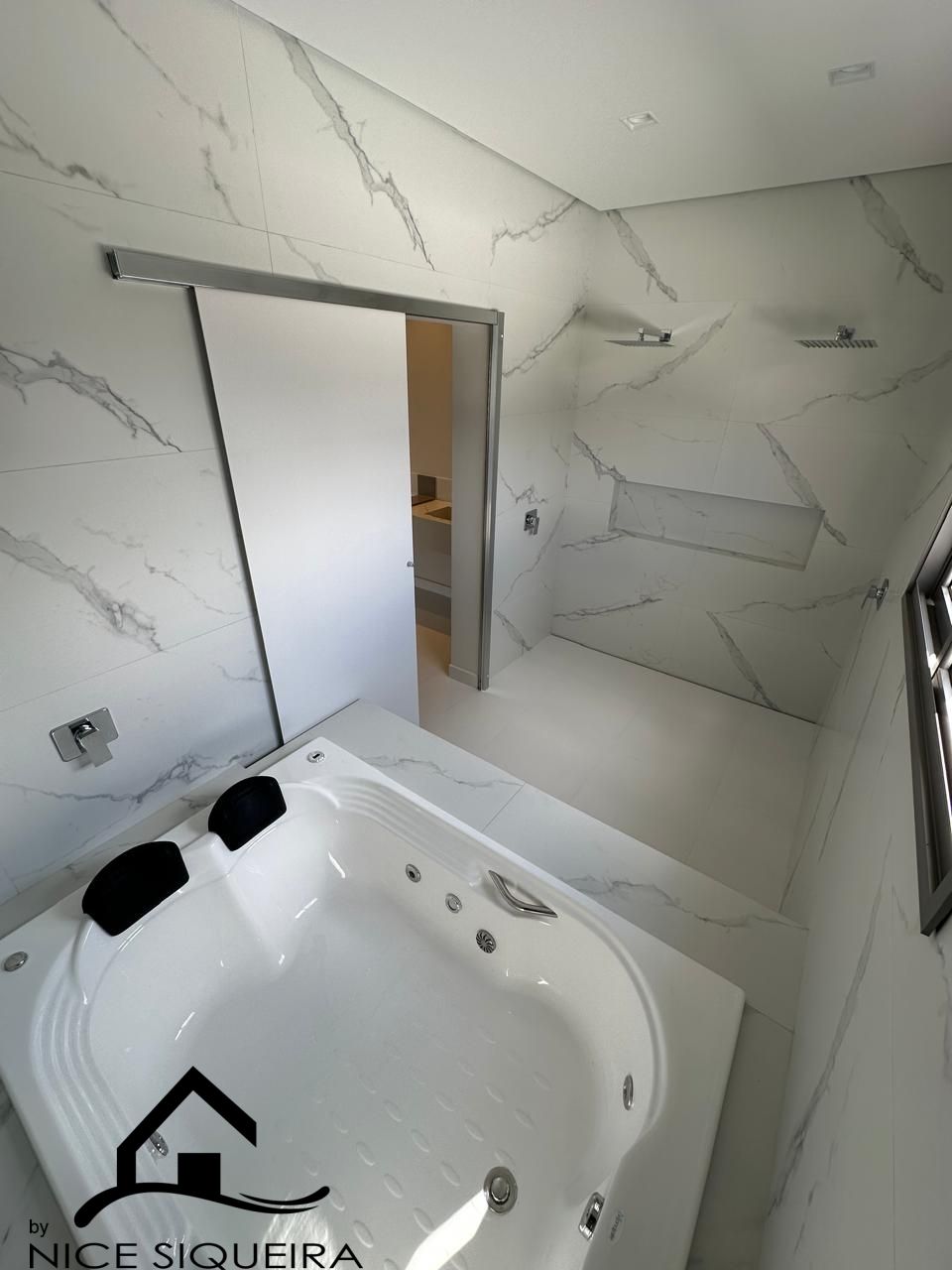 aacf2705-caa9-4f52-bfb3-fcc5886e4855