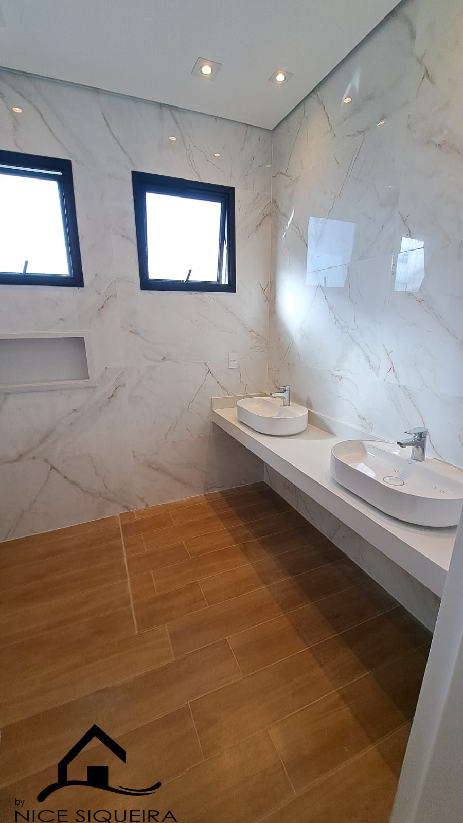 e512c2e4-a0b3-4197-8883-d59bd3b7b088