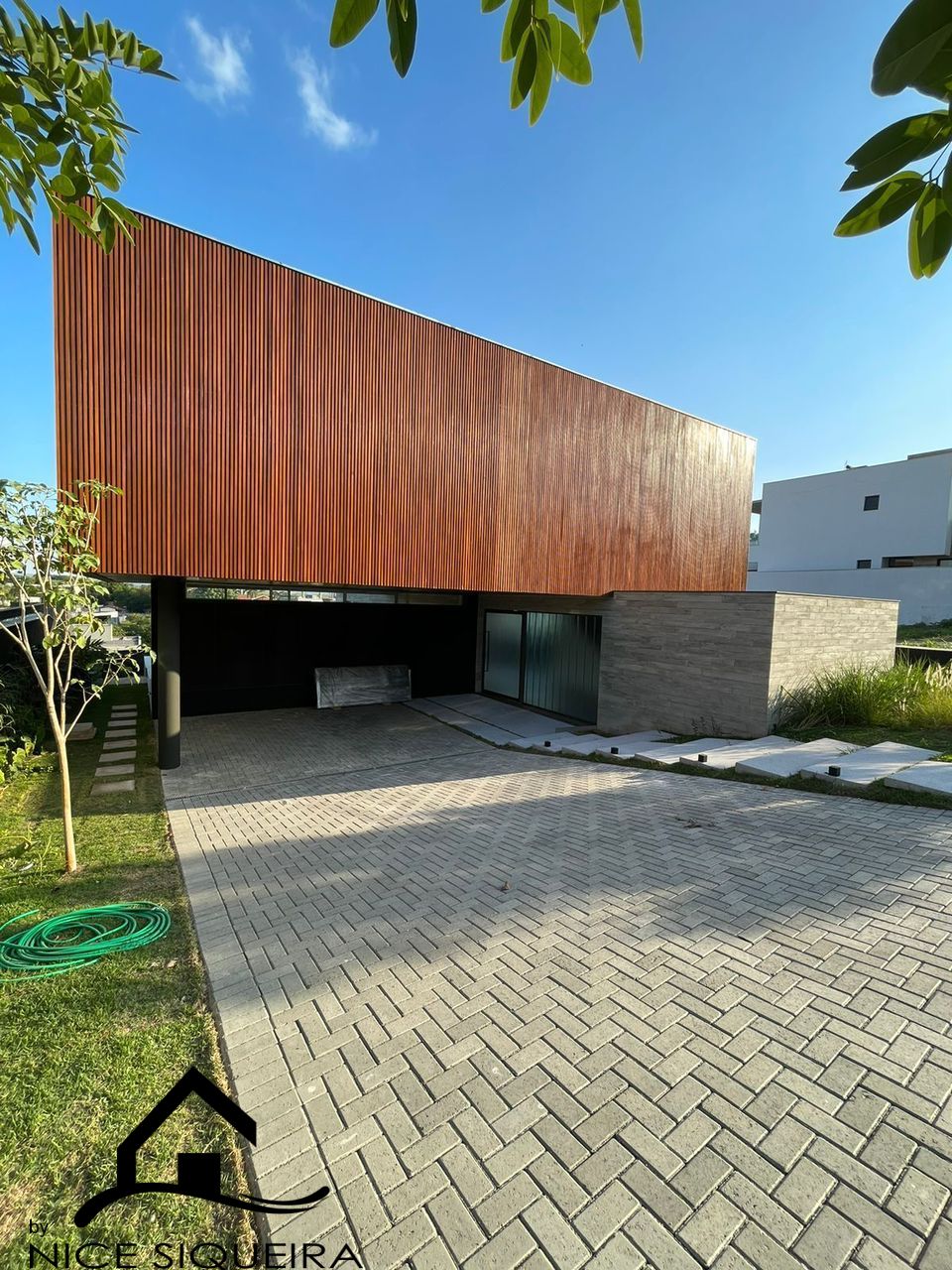 665deb3f-b1e2-412f-874b-063b7ae7d252