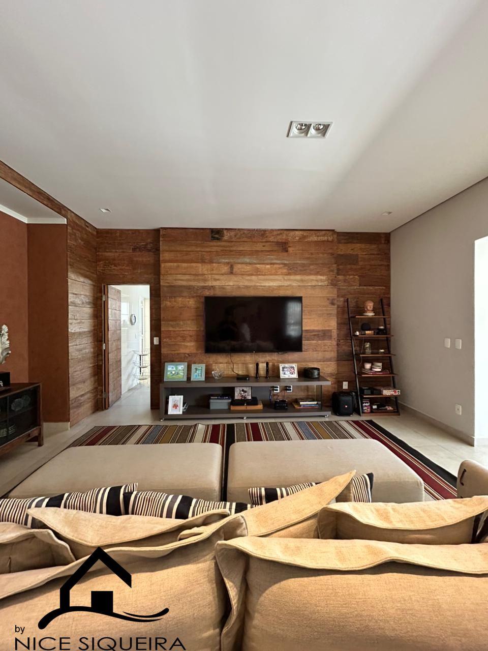 536df9b5-ae39-4c09-985b-097f71eba83f