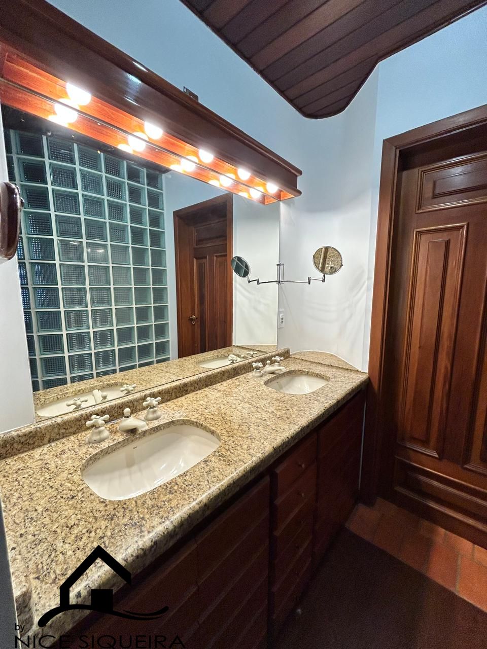 8ef1c726-f582-4377-b95a-0bf15796a146