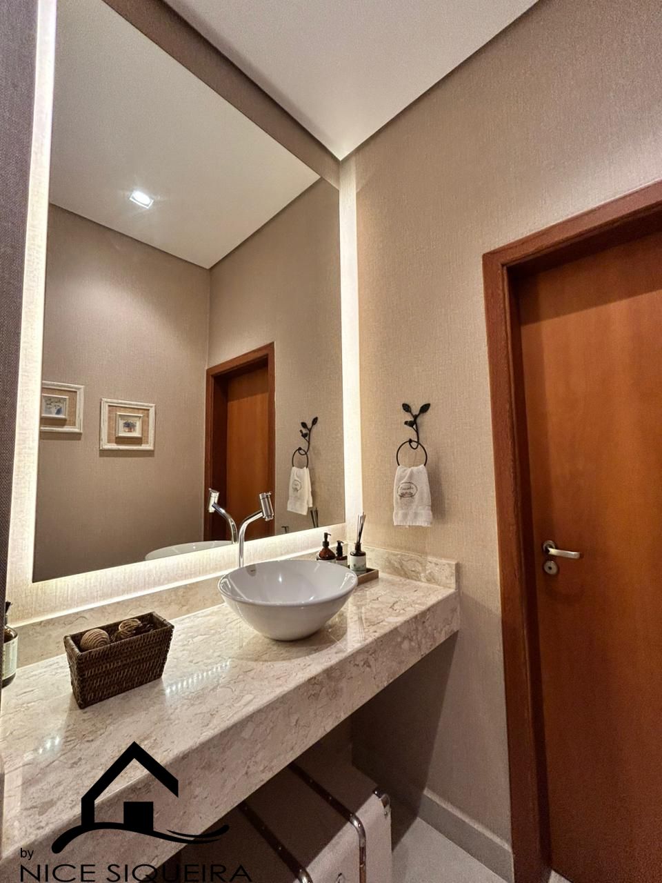 5af35bd3-a694-4c09-a097-da8c259d5059